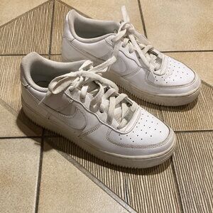 AIR FORCE 1 NIKE KIDS SIZE 6Y